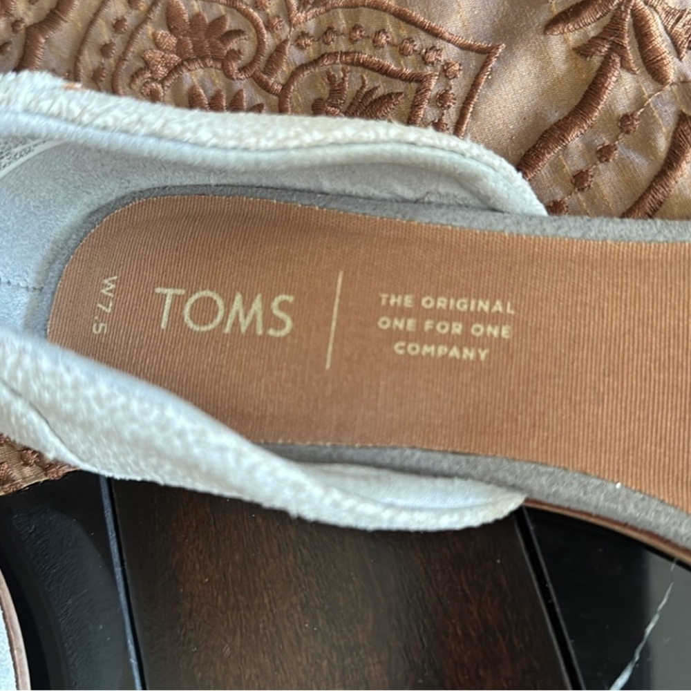 Toms Women's 2- Tone Cream - Light Gray Faux Suede Flats Sz 7.5 - Picture 3 of 14